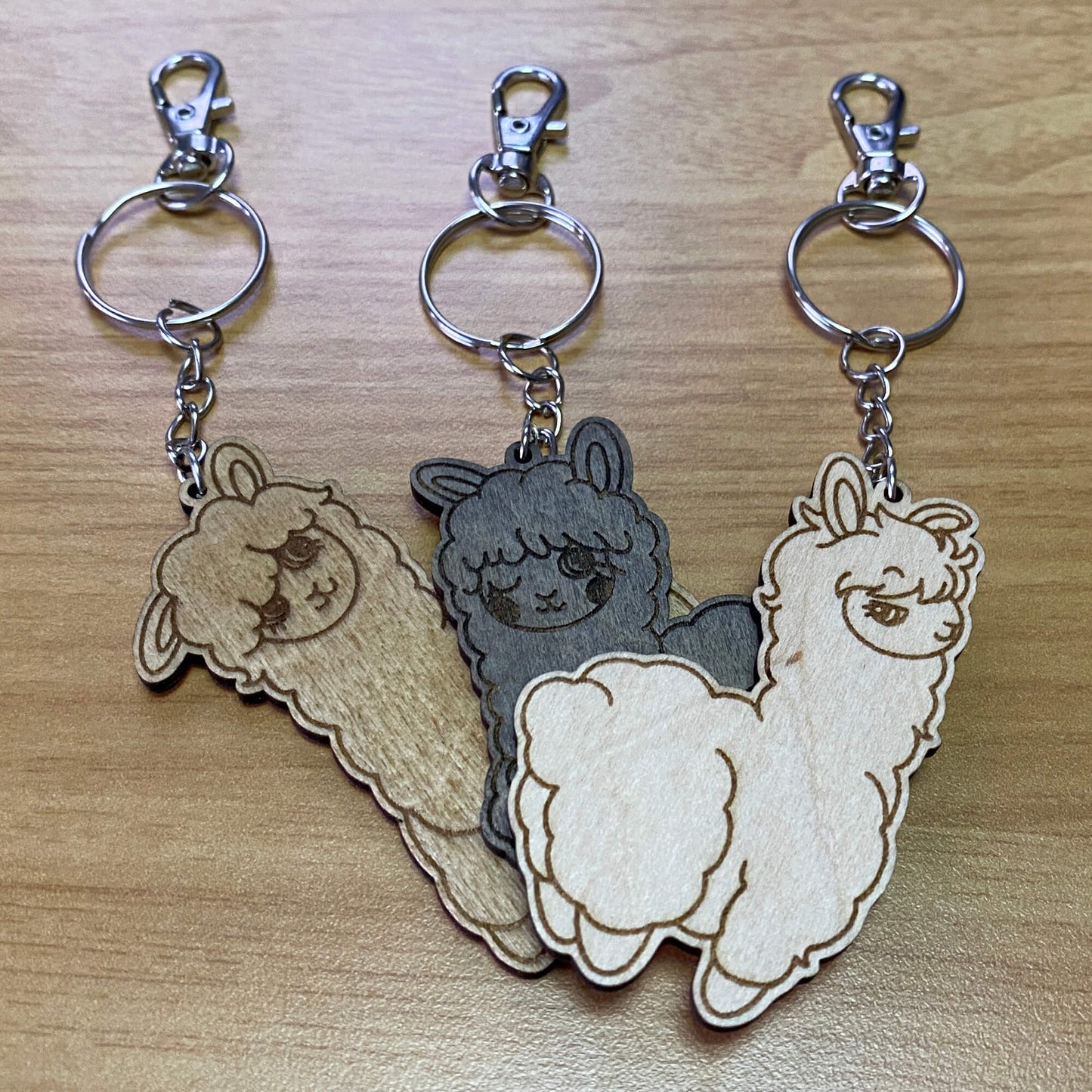 Custom Holz-Schlüsselanhänger – freie Form & Gravur inklusive