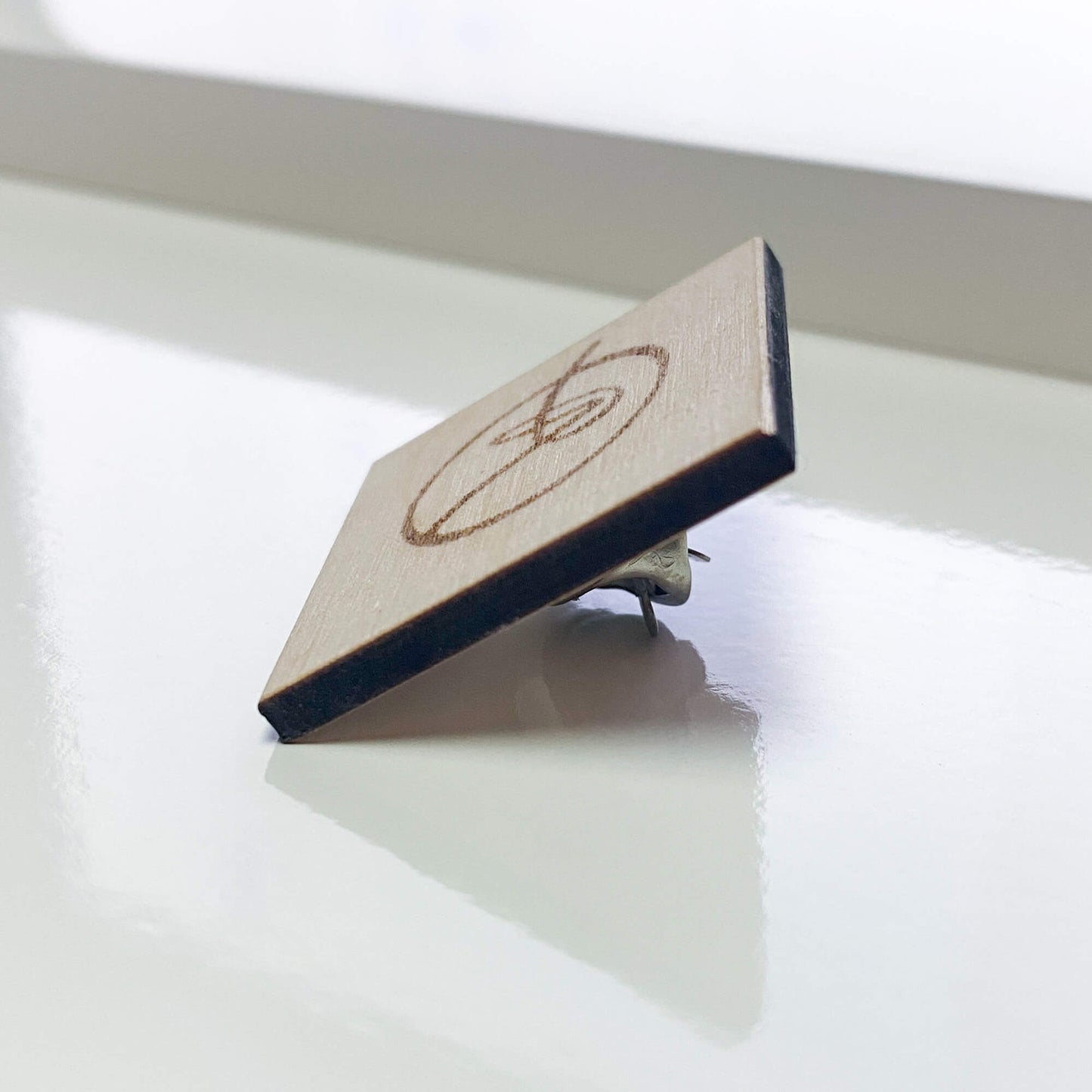 Quadratischer Holz-Pin mit Gravur – individuell & nachhaltig