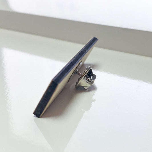 Rechteckiger Holz-Pin – graviert nach deinem Design