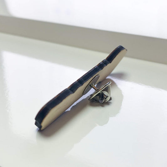 Custom Holz-Pin – freie Form & Gravur für deine Idee