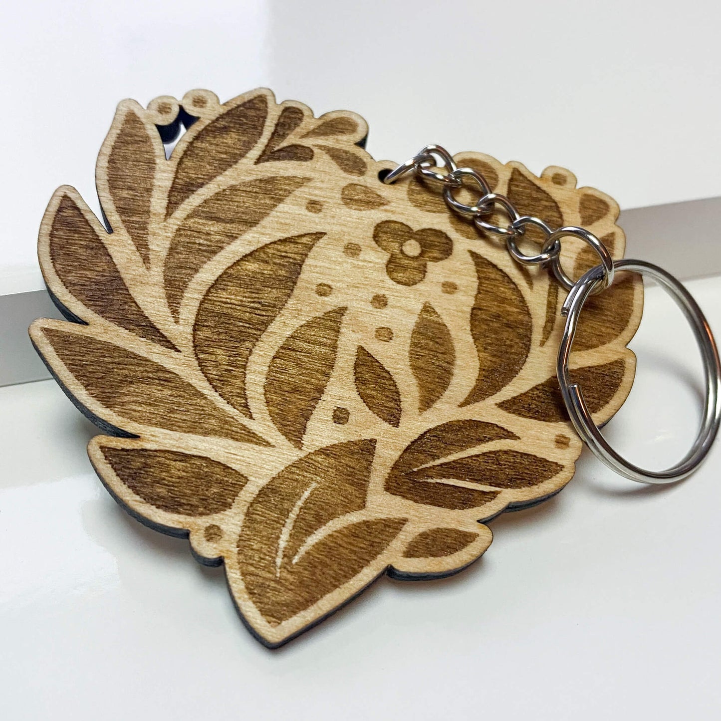 Custom Holz-Schlüsselanhänger – freie Form & Gravur inklusive
