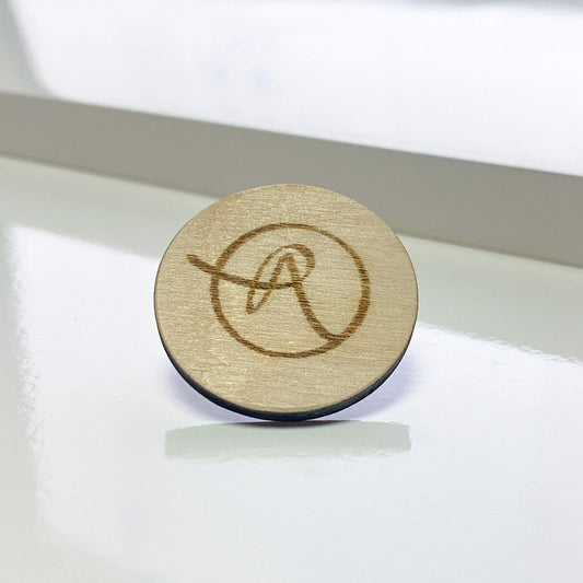 Runder Holz-Pin – gelasert & bereit für deine Kunst