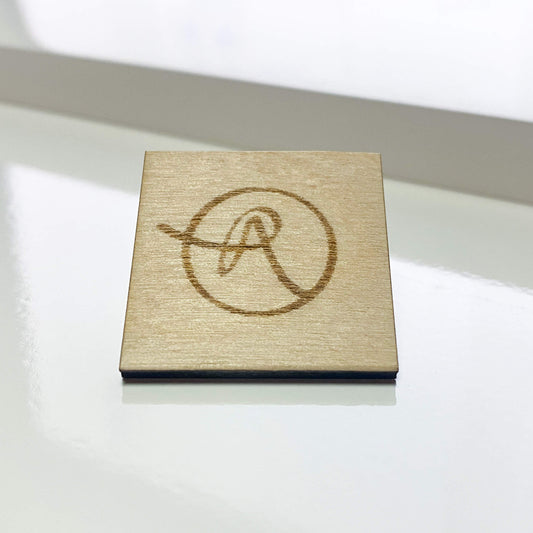 Quadratischer Holz-Pin mit Gravur – individuell & nachhaltig