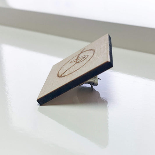 Quadratischer Holz-Pin mit Gravur – individuell & nachhaltig