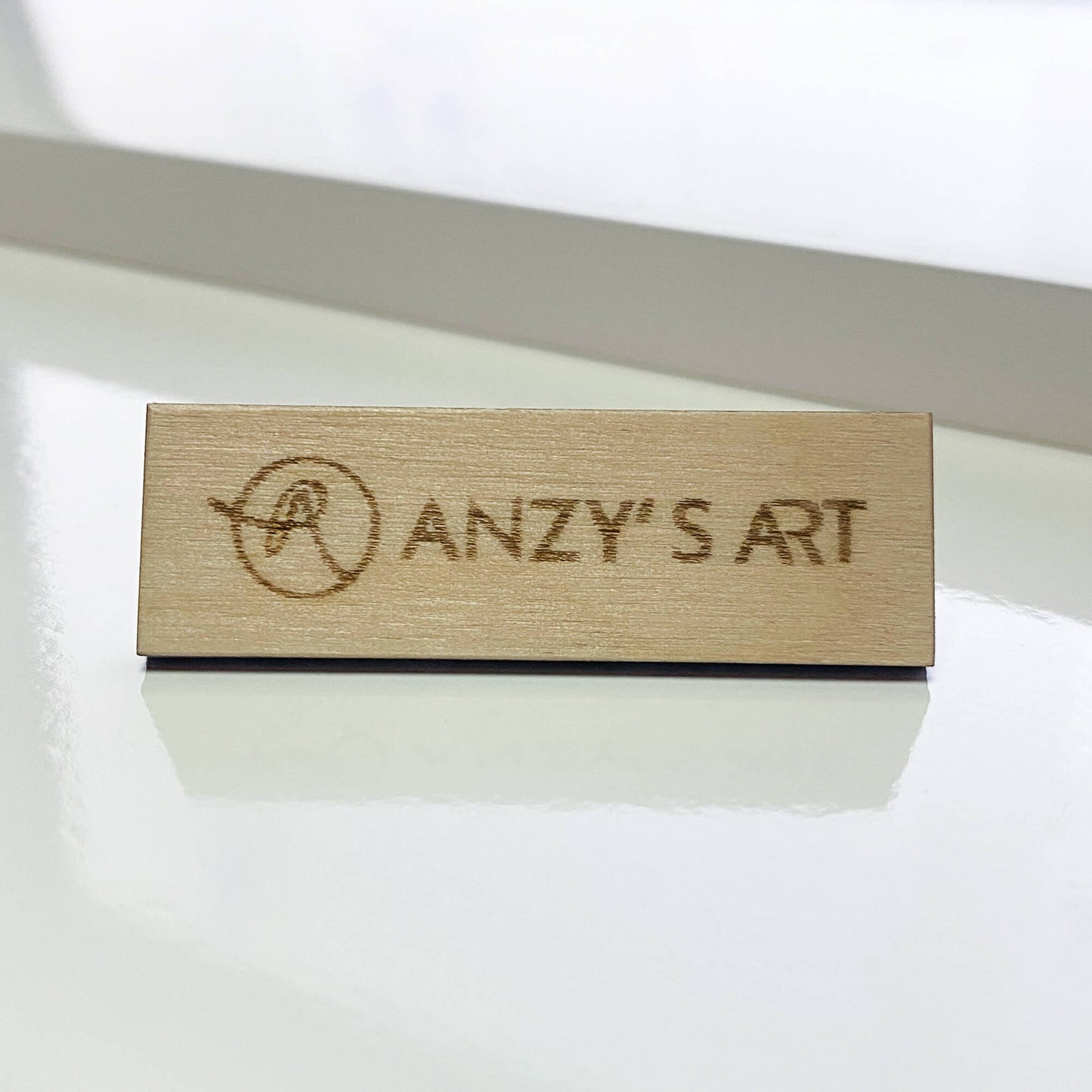 Rechteckiger Holz-Pin – graviert nach deinem Design