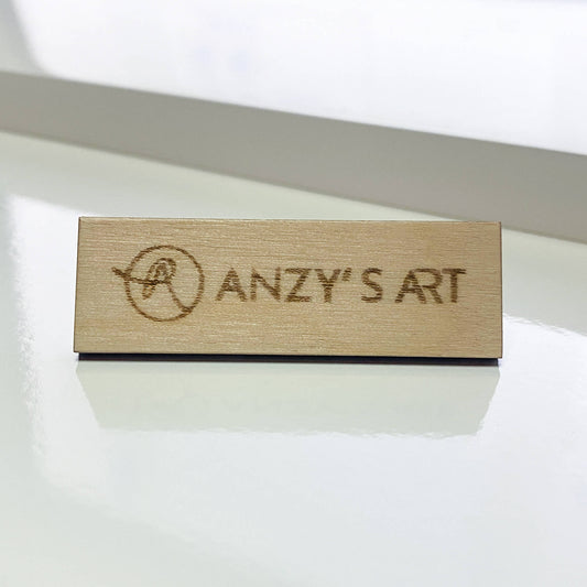 Rechteckiger Holz-Pin – graviert nach deinem Design