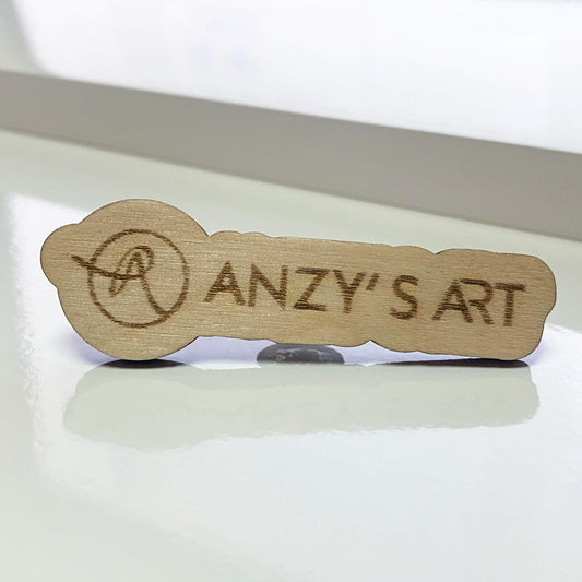 Holz-Pin mit Logo – ideal für Events, Marken & kleine Labels