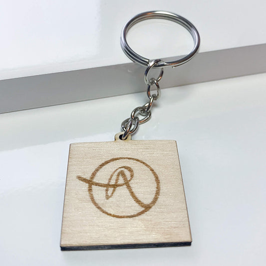 Quadratischer Holz-Schlüsselanhänger mit Gravur – Custom Design