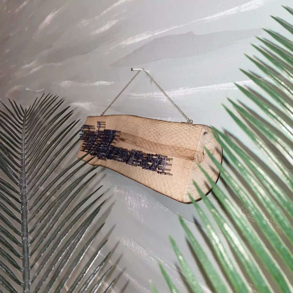 String Art "Willkommen-Schild" auf einem Baumstammquerschnitt