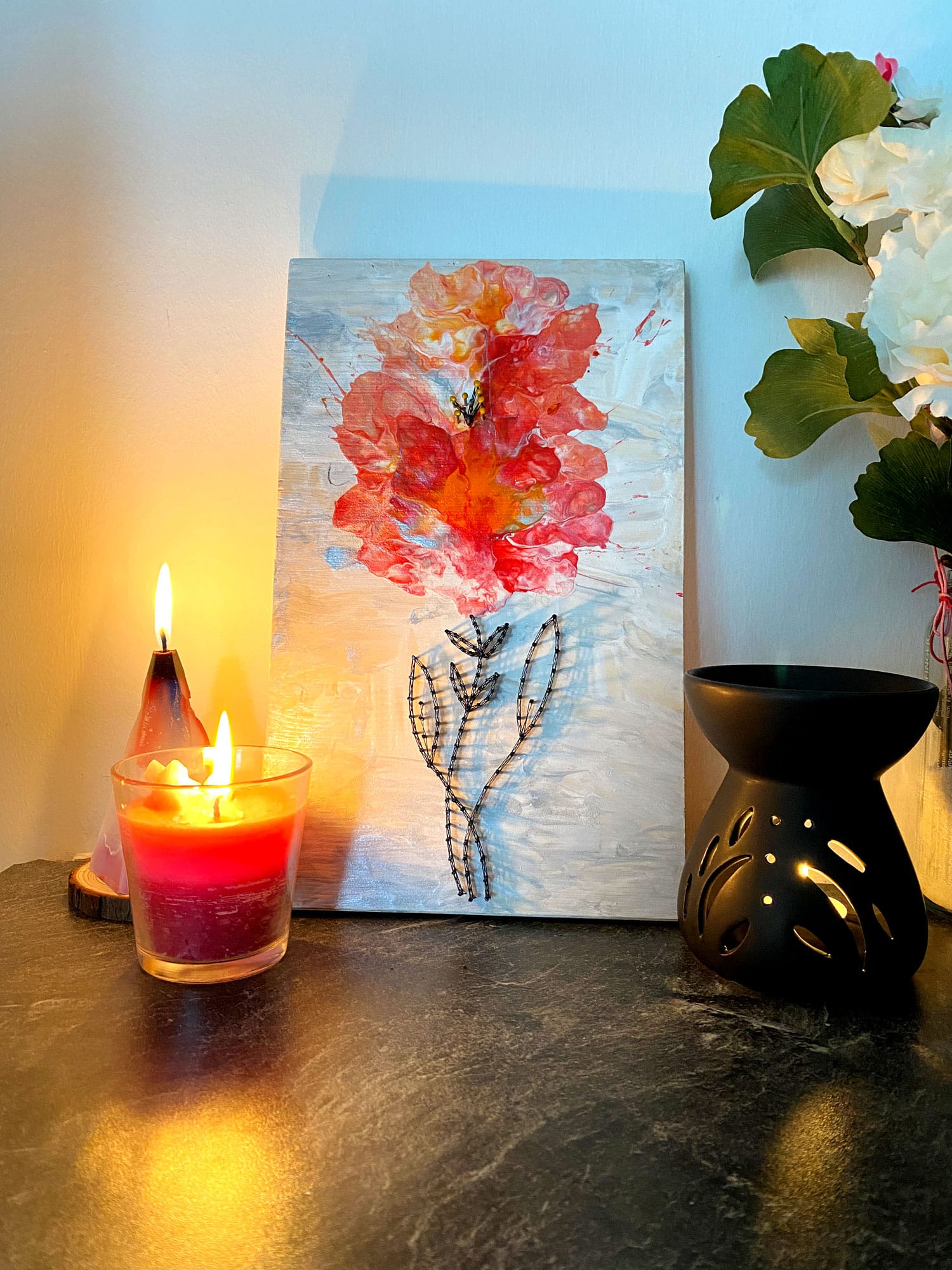 Acrylic Pouring Blume mit String Art im Kerzenschein.