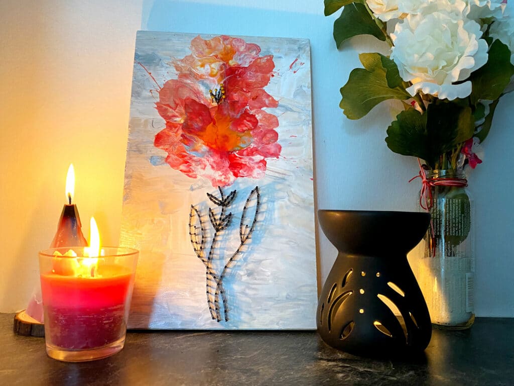 Kerzenlicht Stimmung und Mixed Media Fadenbild Lineart Blume.
