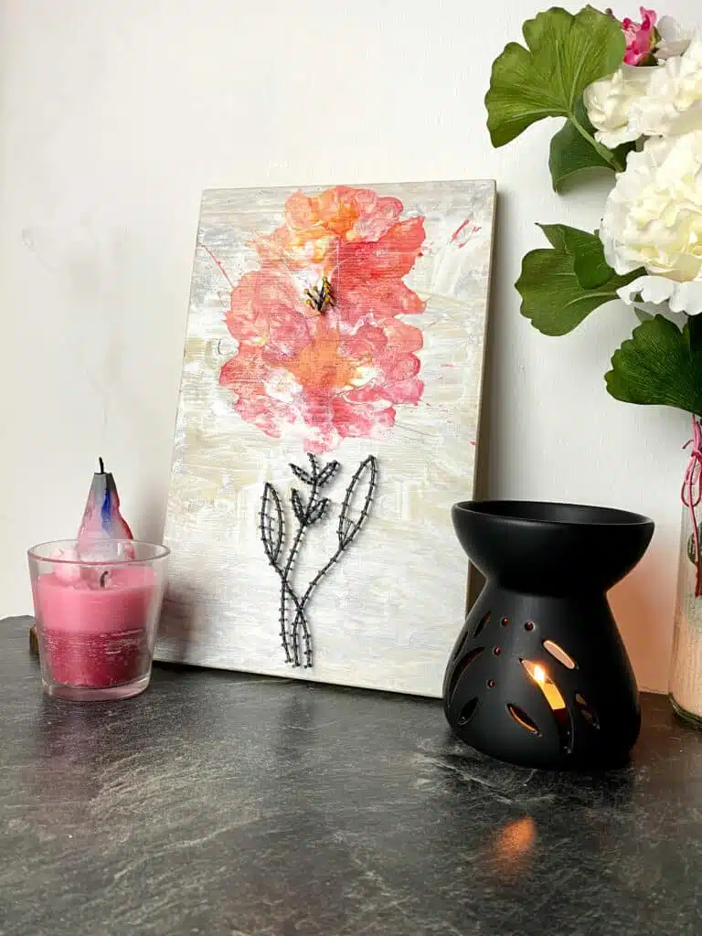 Nagel faden Bild Blume aus Acryl Pouring mit Dekoration.