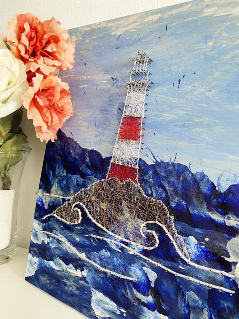 Leuchtturm Fadenbild mit Blumendeko