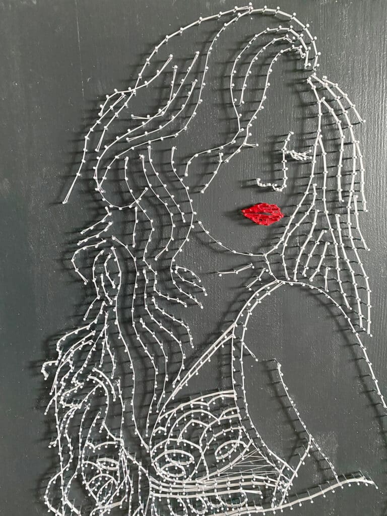Fadenbild Frau mit roten Lippen