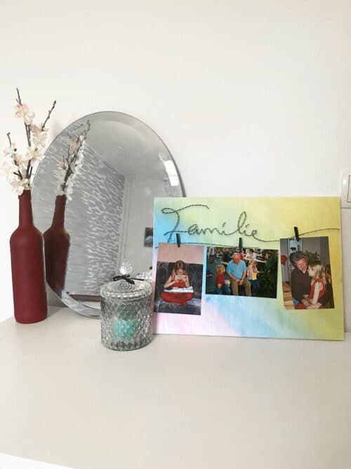 Dekoidee mit Fadenbild Familie mit Fotos fürs Schlafzimmer, Spiegel und Kerze ergänzen das ganze.