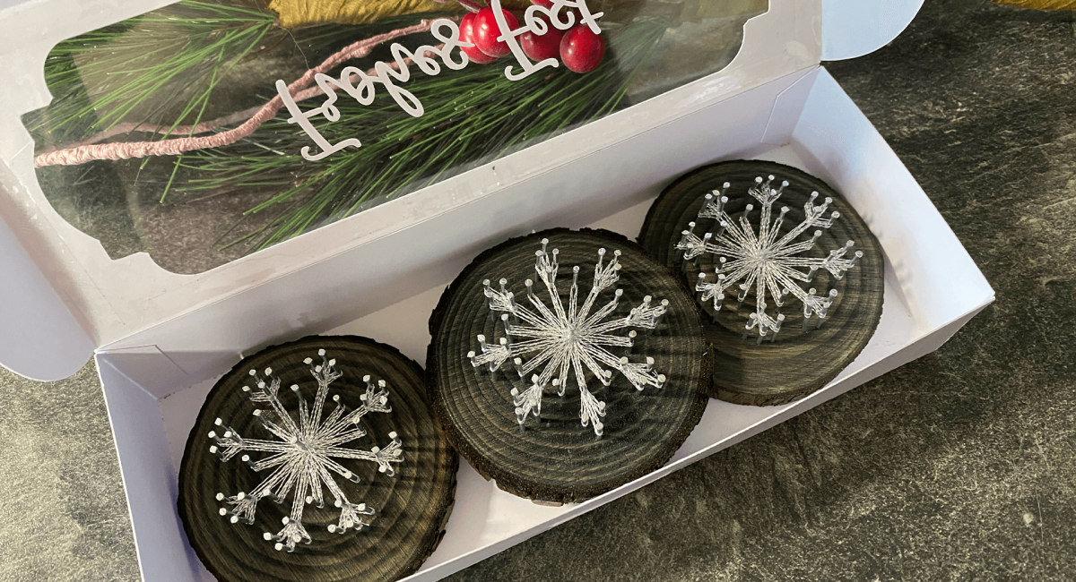 Schneeflocken-Ornamente-zu-Weihnachten-als-Fadenbild