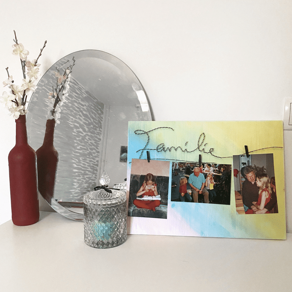 Dekoidee mit Fadenbild Familie mit Fotos fürs Schlafzimmer, Spiegel und Kerze ergänzen das ganze.